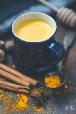 Küçük mavi bir fincanda zerdeçal altın sütü