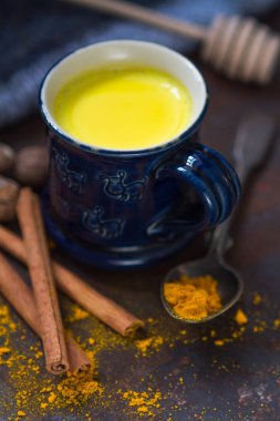 Küçük mavi bir fincanda zerdeçal altın sütü