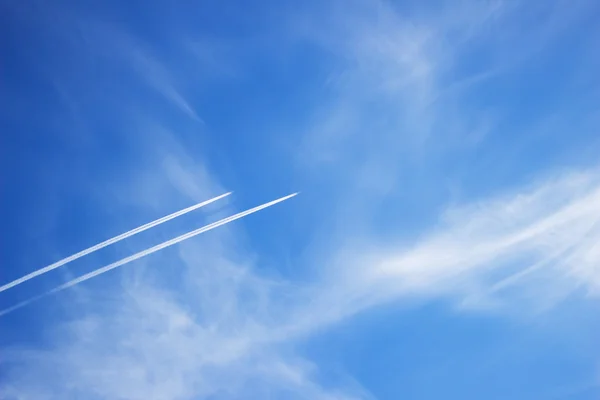 Viaggio aereo, cielo blu — Foto Stock