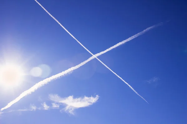 Viaggio aereo, cielo blu — Foto Stock