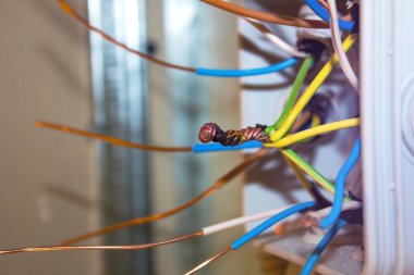 Bağlantı kutusu içinde tellerin uçları kaynaklı