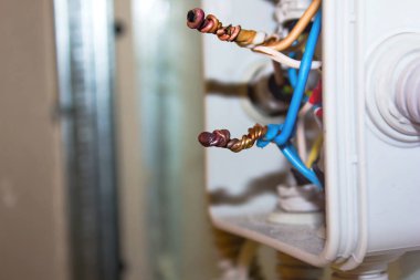 Elektrik kaynak bağlantı kutusu içinde teller