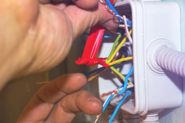 Elektrikçi bağlantı kutusu içinde tellerin uçları yalıtır