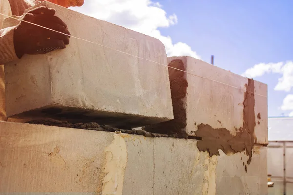 明るい晴れた日のブロックの壁をビルダー置く 建設工事 — ストック写真