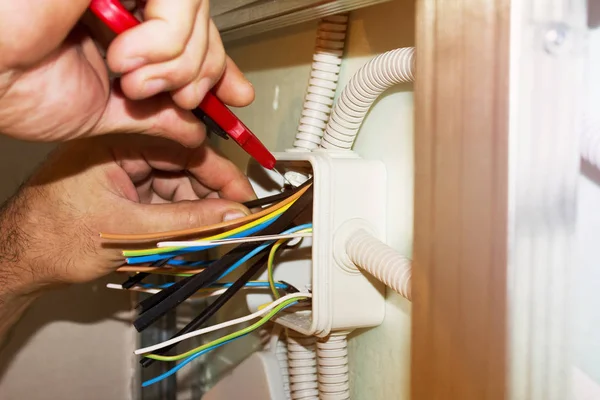 Eletricistas Limpa Fio Para Instalação Eletricidade — Fotografia de Stock