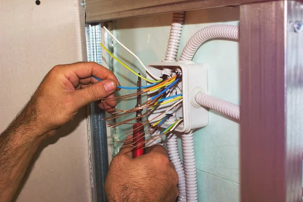 Elektriciens Wist Uiteinden Van Draden Installatie Werkt — Stockfoto