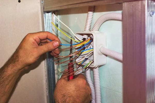 Elektrikçiler tellerin uçları temizler. tesisat işleri