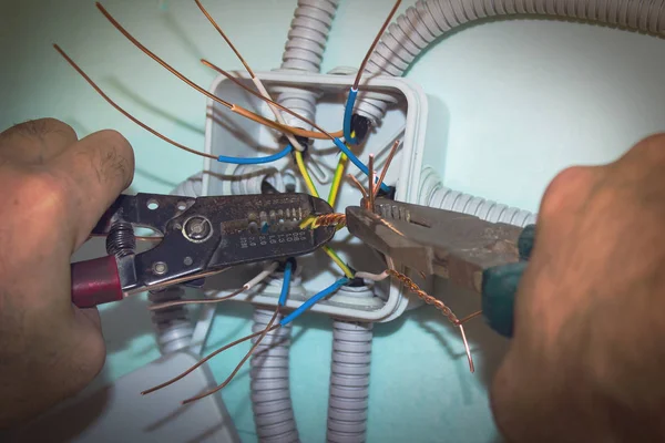 Elektrikçi tel pense ile sıkma. tesisat işleri