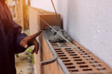 Çimento bırakır tuğla altında çözmek. İnşaatı İşi