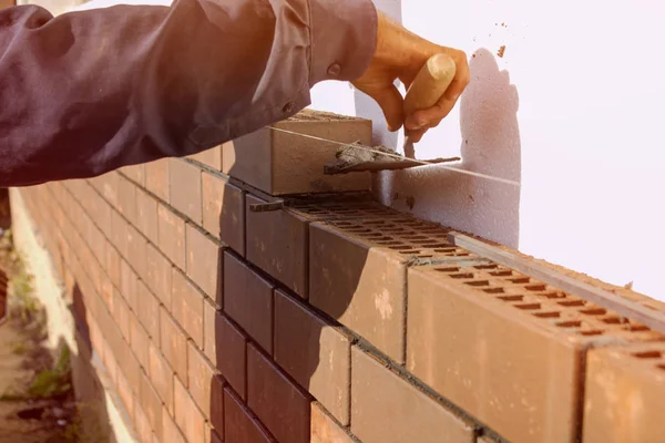 Çimento tuğla yerleştirmeye ilişkin harç bırakır. İnşaatı İşi