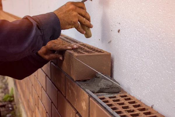 Metselaar Legt Baksteen Zachtjes Tikken Met Een Troffel Bouwwerkzaamheden — Stockfoto