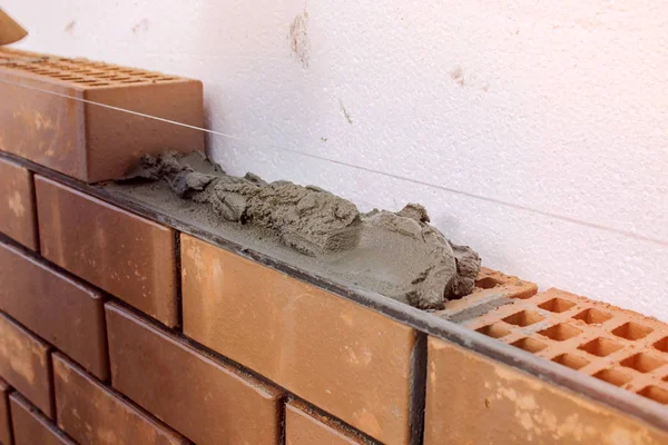 Çimento tuğla yerleştirmeye ilişkin harç bırakır. İnşaatı İşi