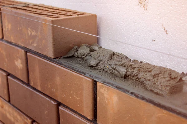 Çimento tuğla yerleştirmeye ilişkin harç bırakır. İnşaatı İşi