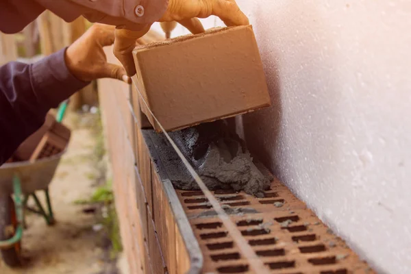 Çimento bırakır tuğla altında çözmek. İnşaatı İşi