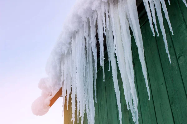 Jégcsapok Lógtak Tető Nagy Darab — Stock Fotó