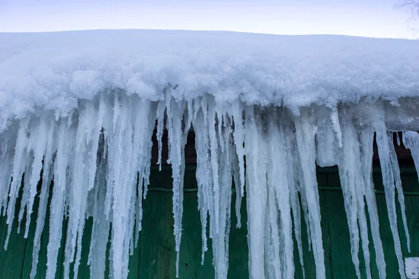 Jégcsapok Lógnak Ház Tetejéről — Stock Fotó