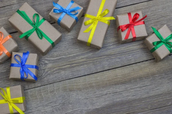 Regalo de cajas en la mesa de madera — Foto de Stock