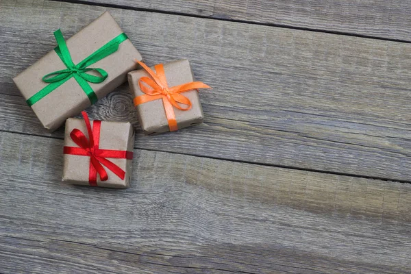 Regalo de cajas en la mesa de madera — Foto de Stock