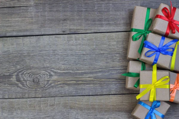 Regalo de cajas en la mesa de madera — Foto de Stock