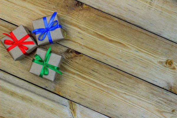 Caixas de presente na mesa de madeira — Fotografia de Stock