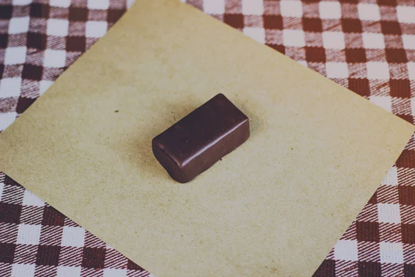Шоколадные Конфеты Клочке Бумаги Клетчатый Фон — стоковое фото