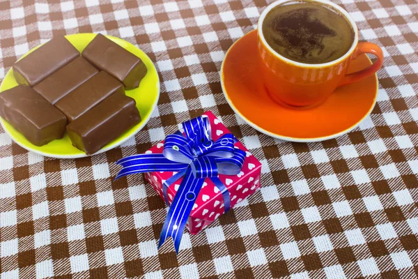 Cadou Ciocolată Ceașcă Cafea Masă Fundal Verificat — Fotografie, imagine de stoc