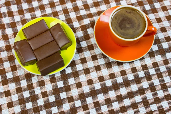 Chocolates Platillo Taza Café Mesa Fondo Comprobado — Foto de Stock