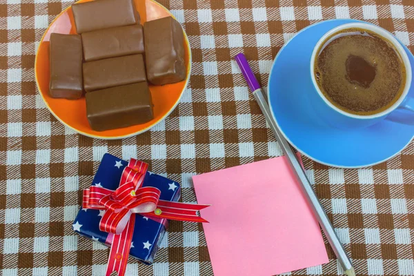 Notele Foaie Cadouri Ciocolată Ceașcă Cafea Masă Vedere Din Partea — Fotografie, imagine de stoc