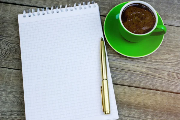 Пустая Бумага Ручкой Кофейной Чашкой Деревянном Столе Макро — стоковое фото