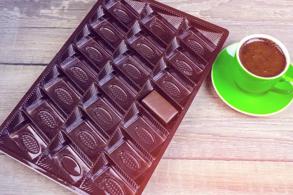 Caja Hay Caramelo Chocolate Con Una Taza Café Una Mesa — Foto de Stock
