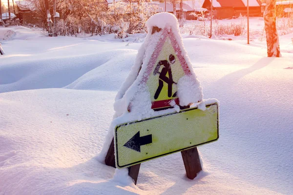 Señal de advertencia para peatones cubiertos de nieve . — Foto de stock gratuita