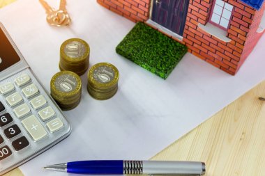 Ev ve para, hesap makinesi ve kalem masa portre üzerinde