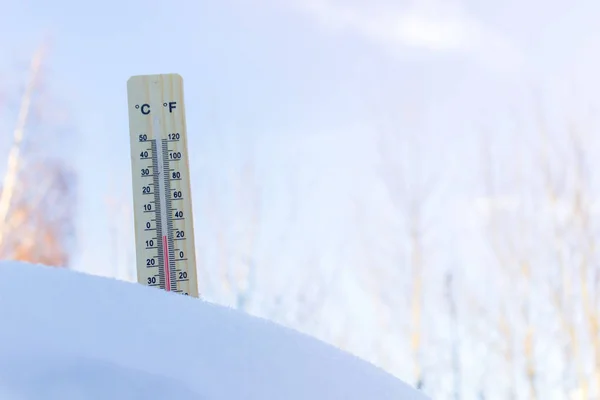 Invierno Termómetro Nieve Contra Cielo Día Soleado Brillante — Foto de Stock