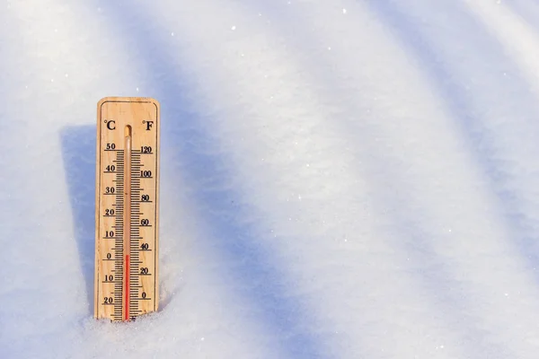 雪背景が 明るく晴れた日 春の雪の中の温度計 — ストック写真