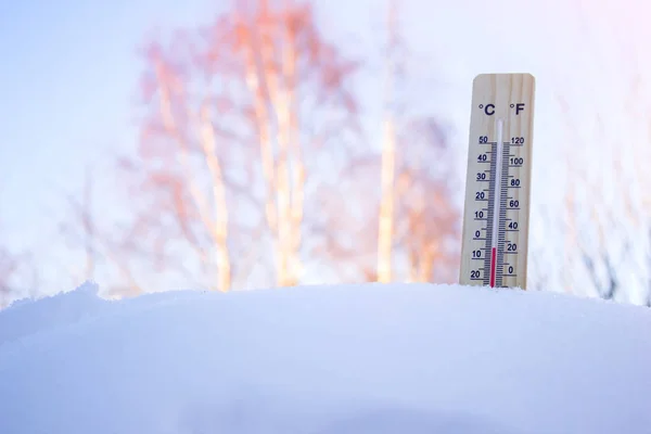 Gökyüzü parlak güneşli bir günde bir kar kış, termometre