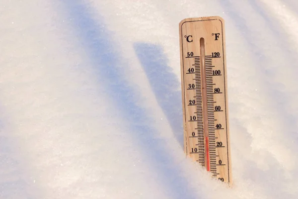 雪背景が 明るく晴れた日 春の雪の中の温度計 — ストック写真