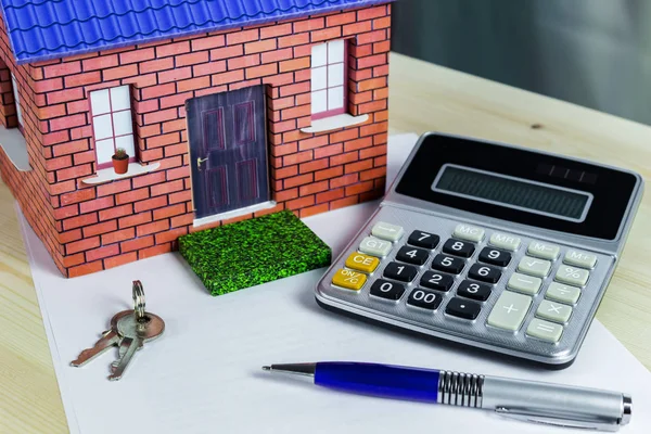 Haus Und Taschenrechner Auf Dem Tisch Großaufnahme Das Konzept — Stockfoto