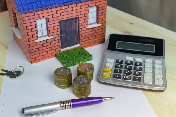 Hausgeld Und Taschenrechner Großaufnahme Auf Dem Tisch — Stockfoto
