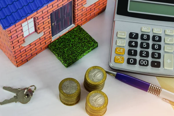 Haus Und Geld Taschenrechner Und Stift Auf Dem Tisch Nahaufnahme — Stockfoto