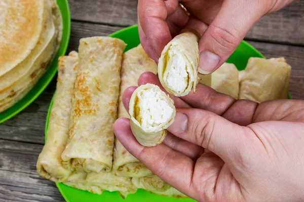 Gedrehte Pfannkuchen Mit Quark Auf Holztisch — Stockfoto