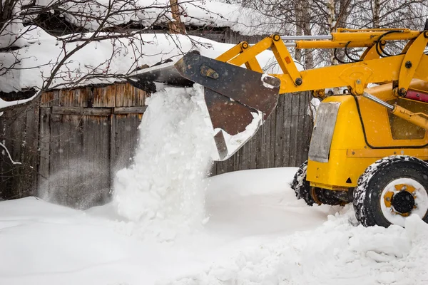 トラクターは 降雪の後道路をクリアします — ストック写真