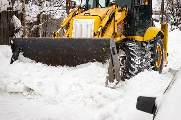 Kar temizleme. Traktör yolu kar yağışı sonra temizler.