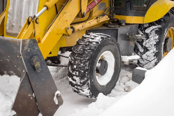 路上で雪の中をきれいにするトラクター — ストック写真