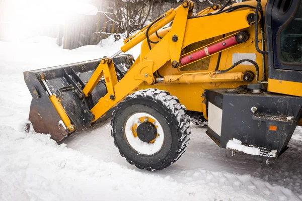 路上で雪の中をきれいにするトラクター — ストック写真