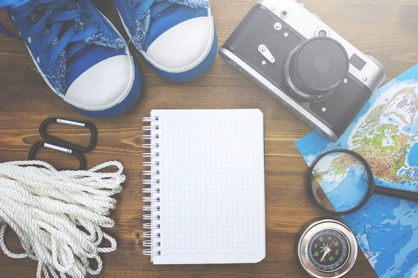 キットの旅行者 テーブルの上のペン空白のメモ帳 — ストック写真