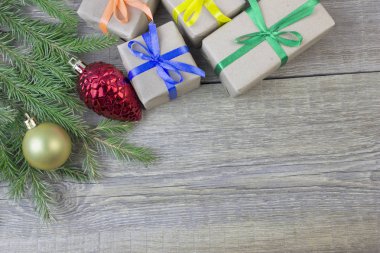 Noel köknar ağacı dalı, dekorasyon ve ahşap masa hediye