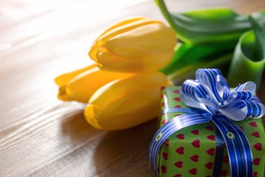 Sarı laleler ve hediye kutusu ahşap tablo