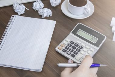 Hesaplamanın office masaüstü klavye, kahve fincanı yerleştirilen boş Not Defteri'nde Üstten Görünüm