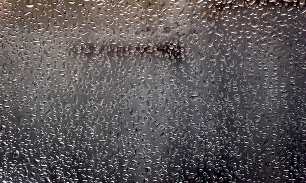 Gotas Agua Sobre Vidrio Sobre Fondo Oscuro — Foto de stock gratis