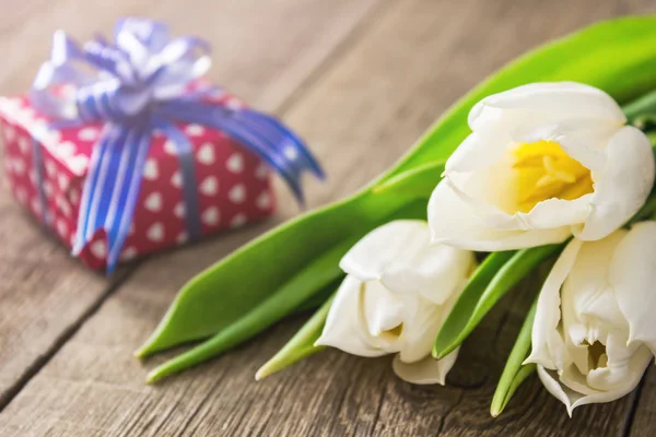 Witte Tulpen Doos Van Gift Houten Tafel — Gratis stockfoto